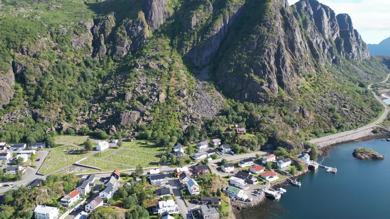 弗洛亚山在Svolvaer，罗弗敦群岛，挪威-空中4k倾斜视频素材