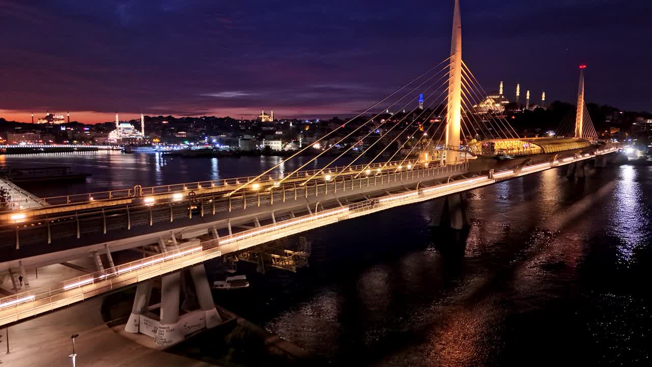 空中架桥时代:金角地铁大桥发光，夜晚拥抱的<s:1> leymaniye清真寺# metrobridglights # sysleymaniyenightview #伊斯坦布尔夜景#无人机视角视频素材