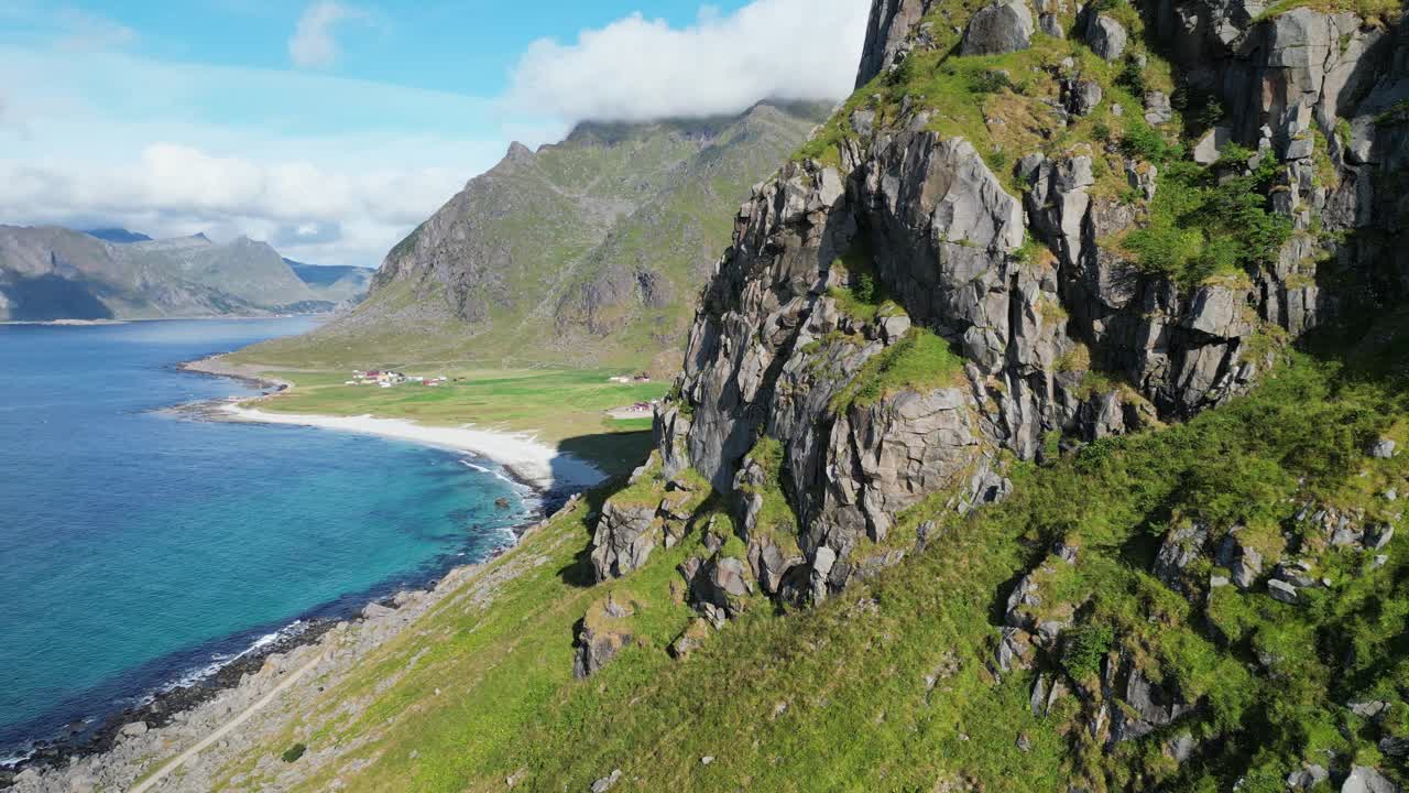 挪威罗弗敦群岛海岸和乌塔克莱夫海滩-航拍图左图视频素材