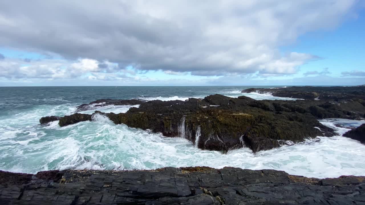 巴伦支海，雷巴基半岛海岸的波浪，科拉半岛，凯库尔斯基角视频下载