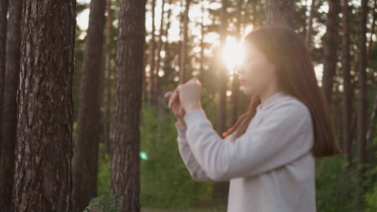 女运动员在森林里热身视频素材