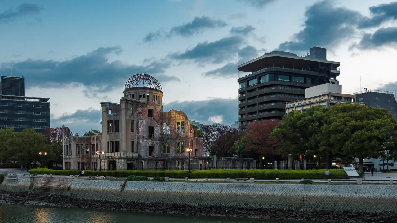 日本广岛原子弹穹顶上日出的时间流逝，缩小视频素材