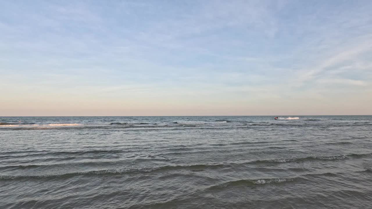 日落时宁静的海洋地平线视频素材