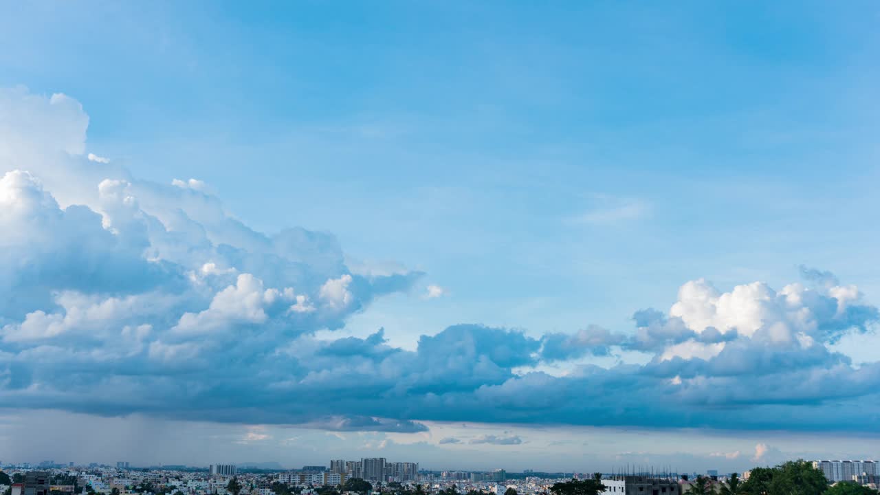 班加罗尔的画布:蔚蓝的天空拥抱城市之美视频下载