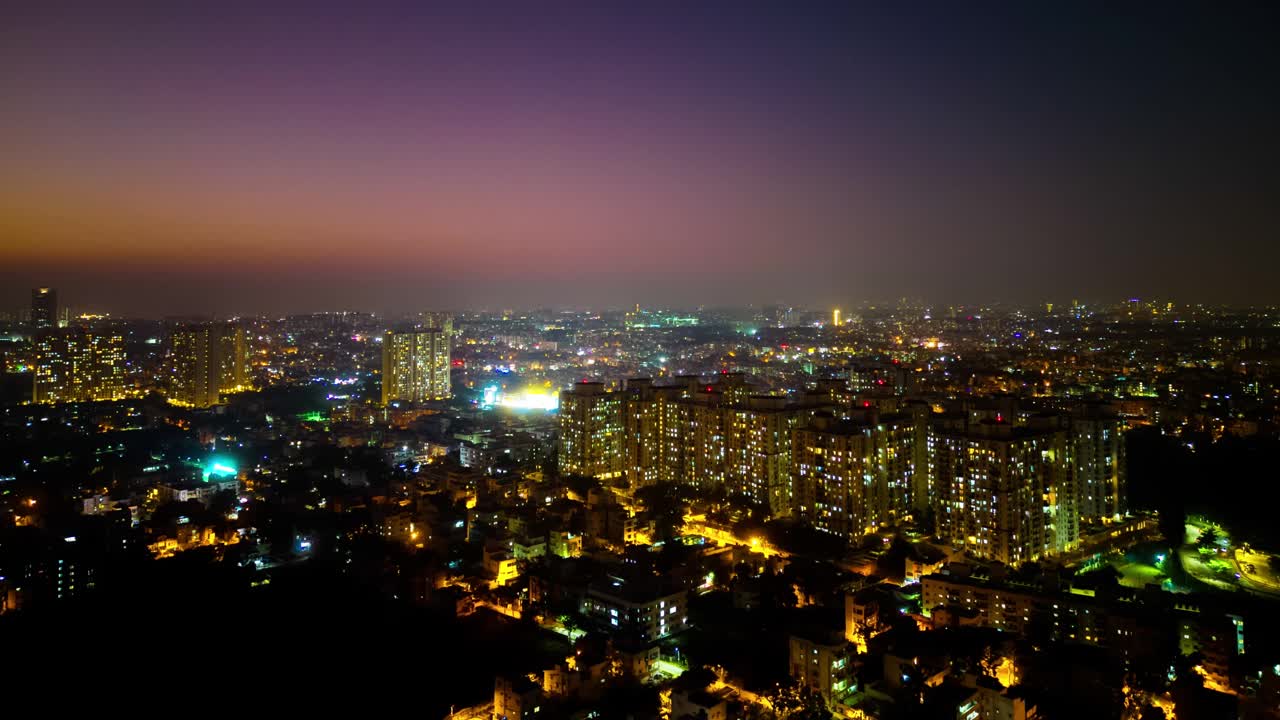 班加罗尔夜景:发光的摩天大楼照亮了城市视频下载