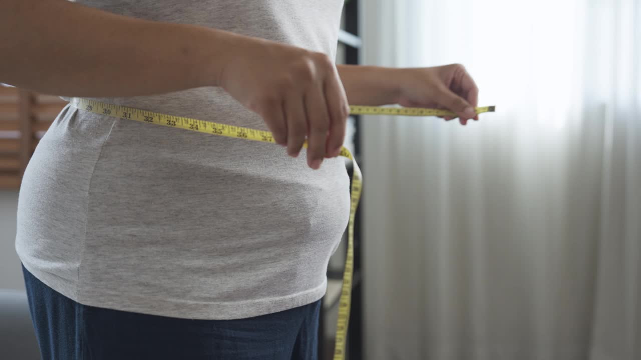 女人用卷尺量腰围视频素材