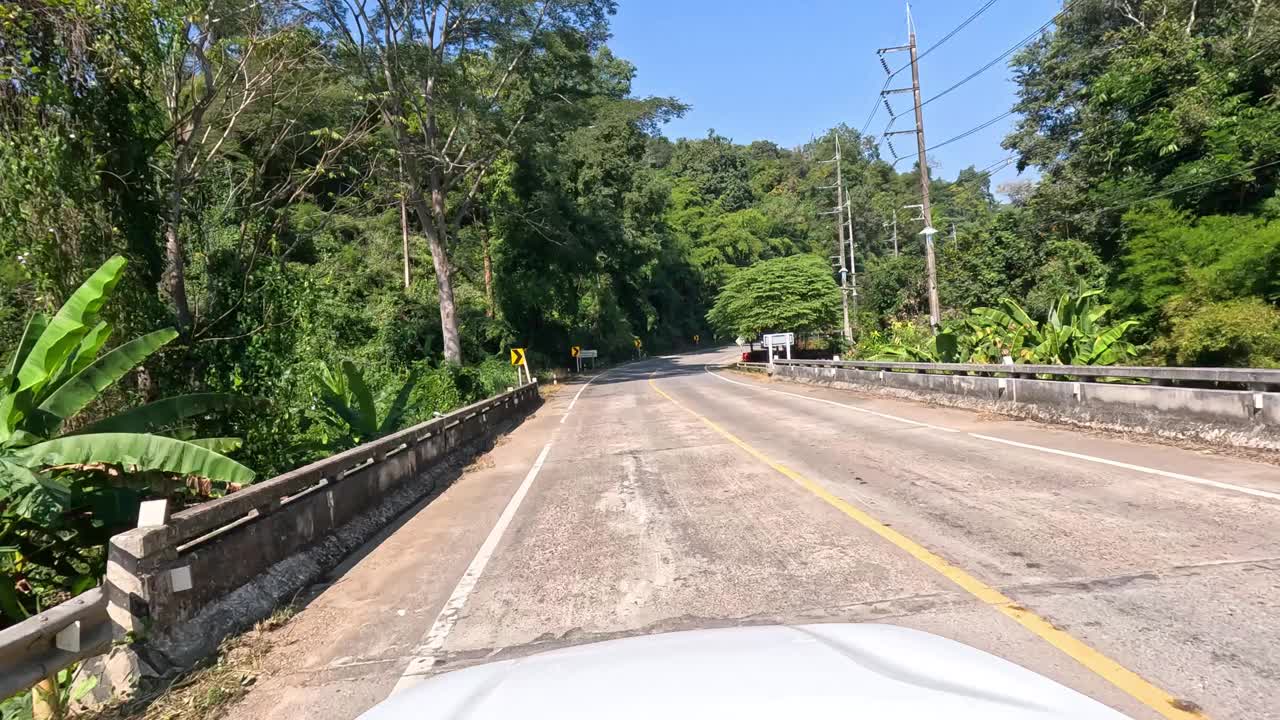 穿越森林地区的风景公路之旅视频素材