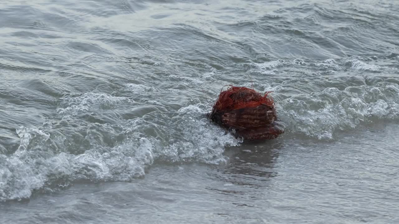 海浪拍打着海边的岩石视频素材