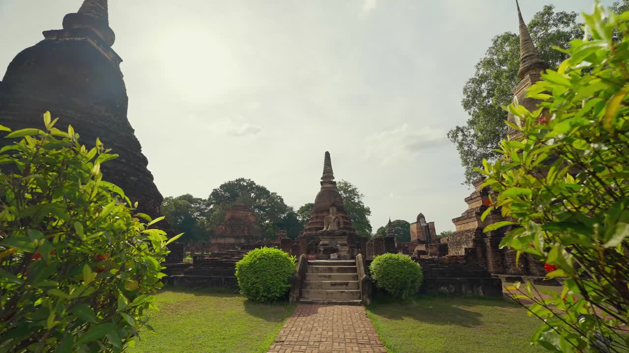 泰国素可泰，素可泰历史公园，圣雄寺。泰国素可泰历史公园的摩哈泰寺古佛像。联合国教科文组织世界遗产视频素材