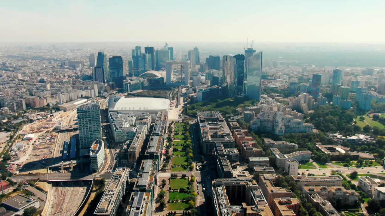 用摩天大楼和办公楼建立巴黎市中心的鸟瞰图视频素材