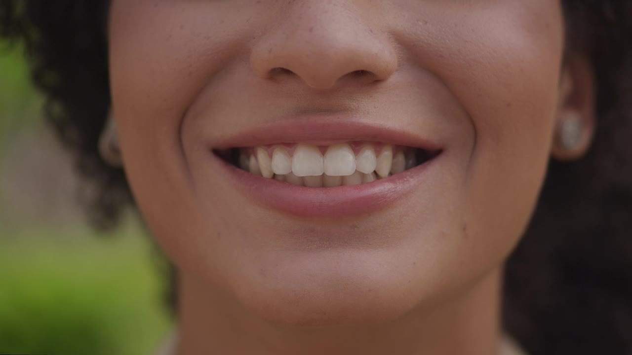 户外女性露齿微笑特写视频素材