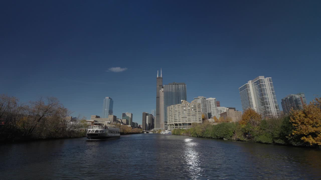 沿着芝加哥河顺流而下。芝加哥全景。金融区。视频素材