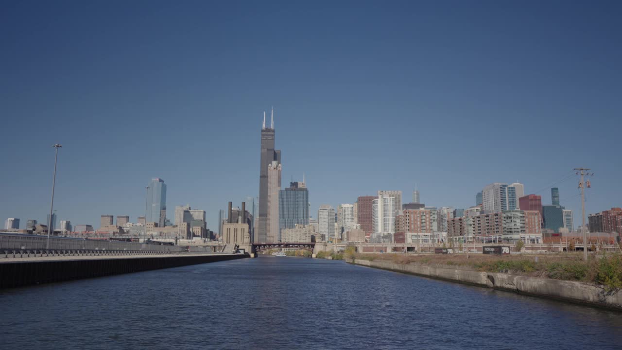 沿着芝加哥河顺流而下。芝加哥全景。金融区。视频素材