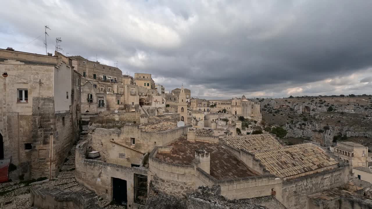 意大利巴西利卡塔地区马泰拉古镇周围的美丽风景视频素材