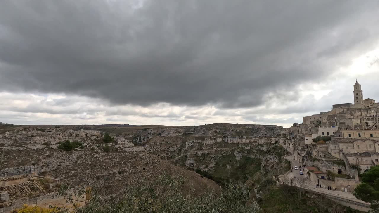 意大利巴西利卡塔地区马泰拉古镇周围的美丽风景视频素材