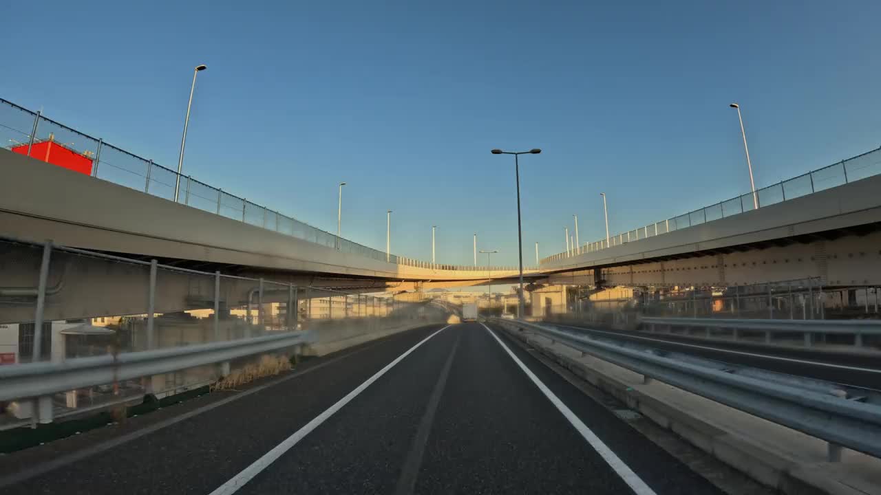 黄昏时分在北九州高速公路上行驶的汽车所看到的景色视频素材