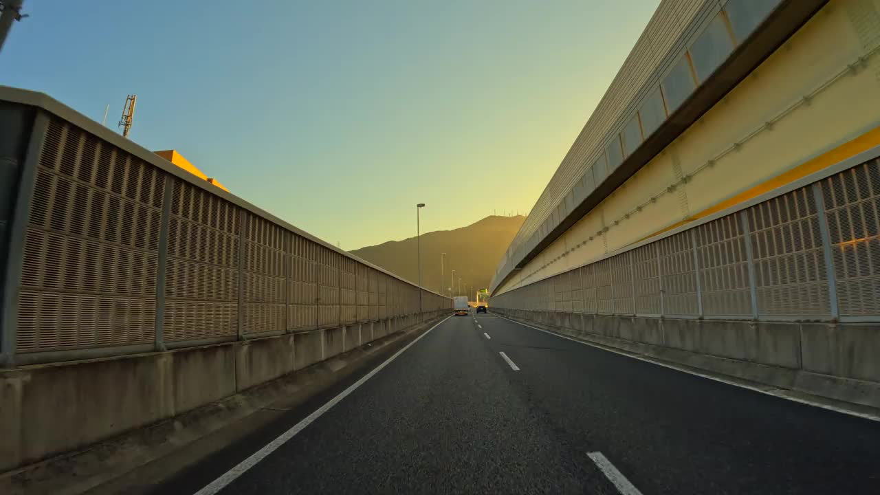 黄昏时分在北九州高速公路上行驶的汽车所看到的景色视频素材