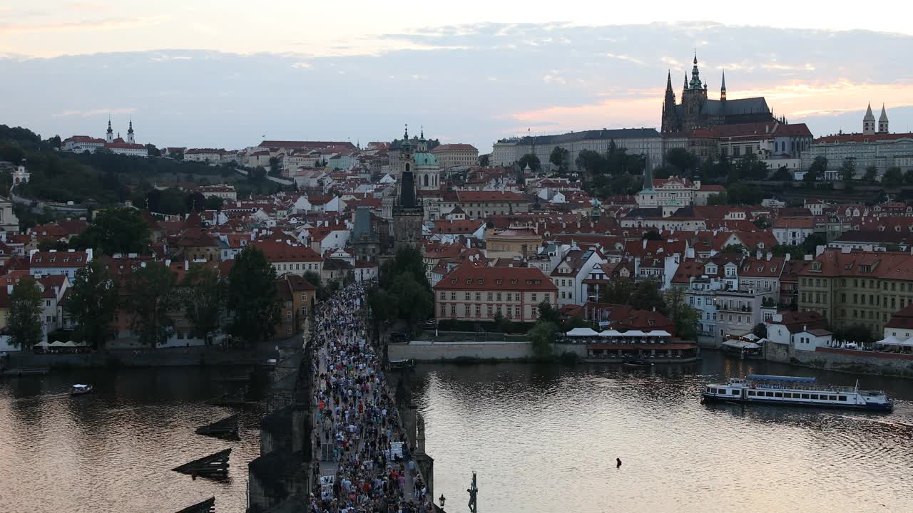 布拉格城堡和查理大桥日落在布拉格，捷克共和国，伏尔塔瓦河在前景视频素材