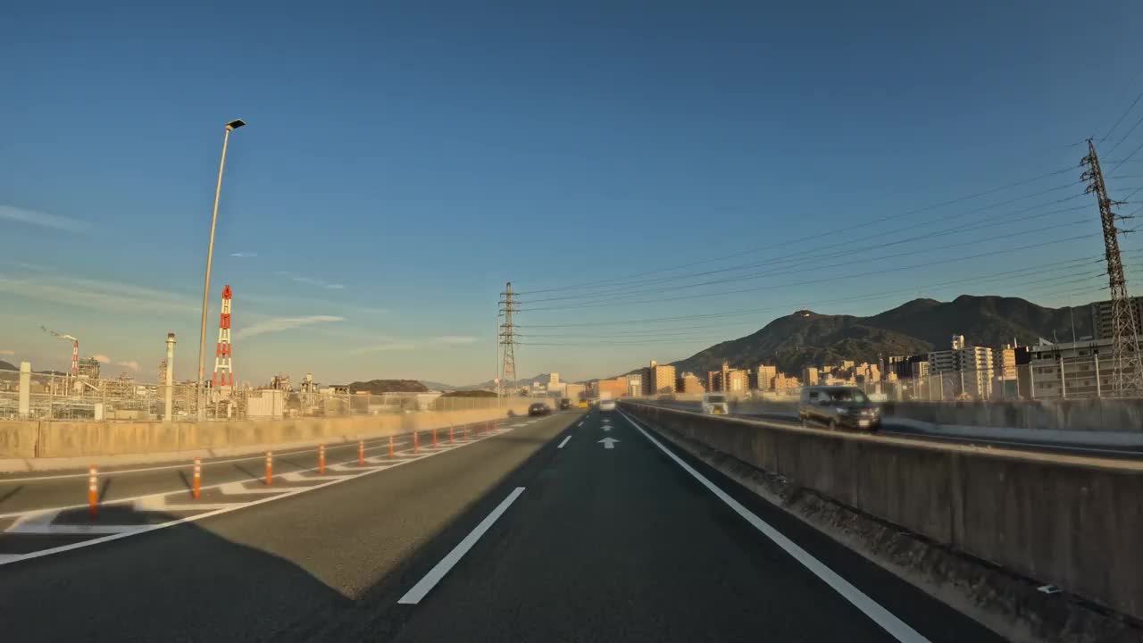 黄昏时分在北九州高速公路上行驶的汽车所看到的景色视频素材