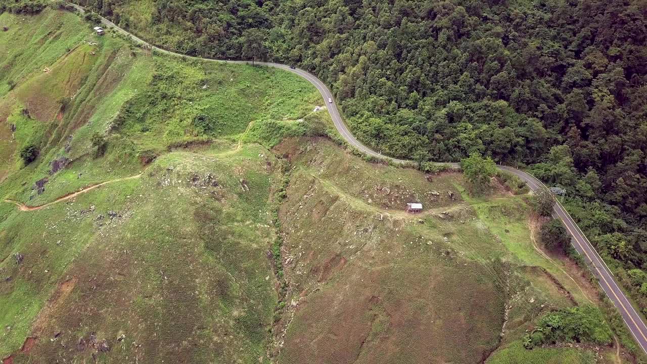 航空物流概念。一条蜿蜒的道路穿过充满活力的热带雨林，创造了一个迷人的自然和交通的融合。视频素材