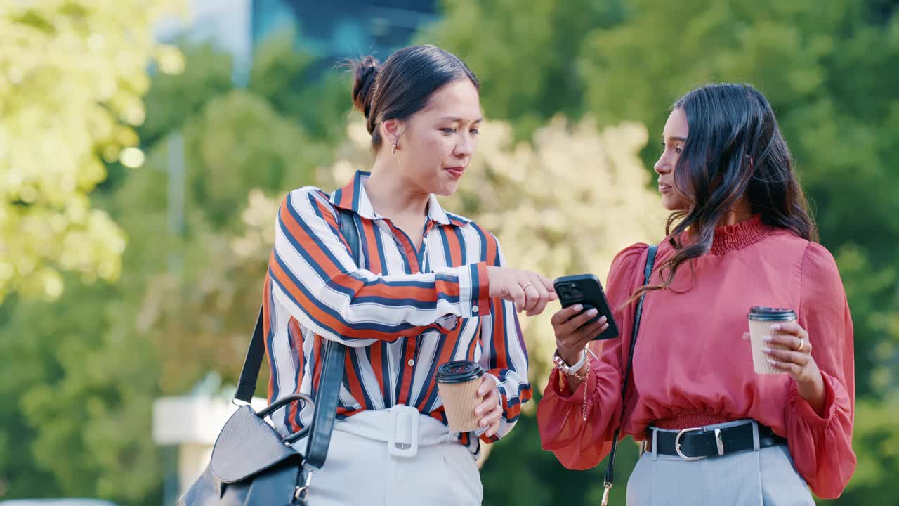 商务女性，在上下班路上一起停车打电话、喝咖啡或聊天。女员工，在户外散步时开心地聊天，拿着茶杯、智能手机或社交媒体，在街上微笑视频素材