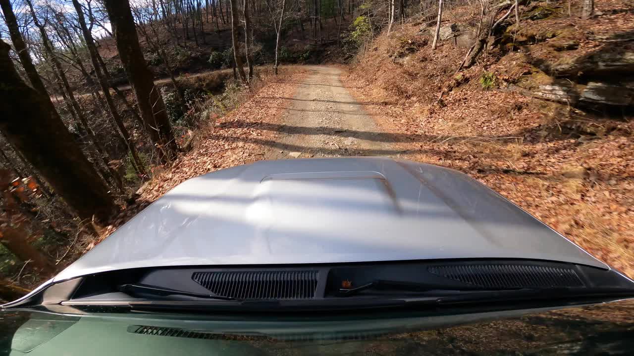 在森林中蜿蜒泥泞的道路上驾驶越野车视频素材