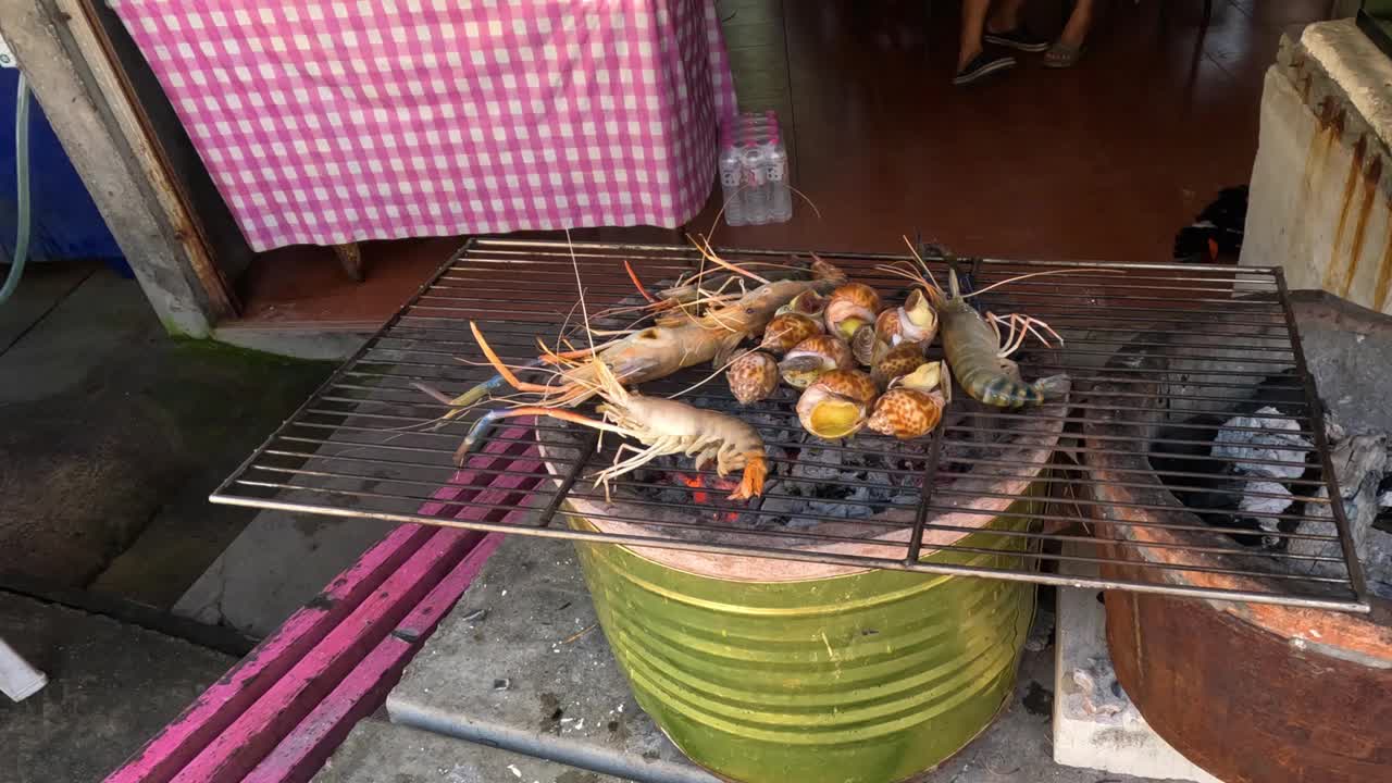 在开放式木炭烤架上烧烤海鲜视频素材