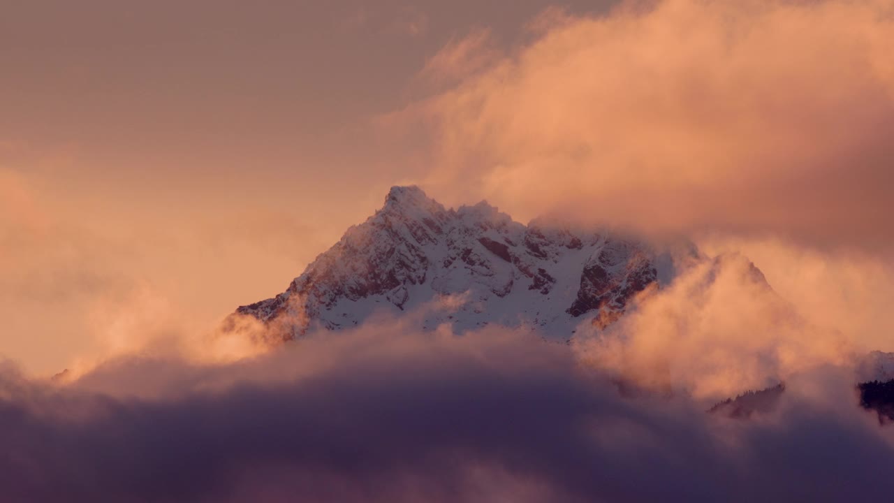 《兄弟》日落时云中之山/华盛顿西尔弗代尔视频素材