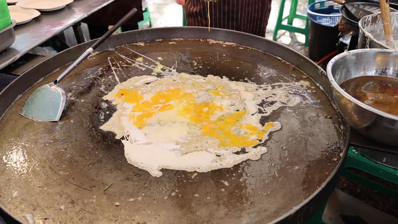 在煎锅上煎鸡蛋，烹饪过程。视频素材