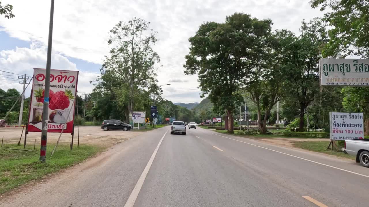 风景优美的公路旅行穿过郁郁葱葱的风景视频素材