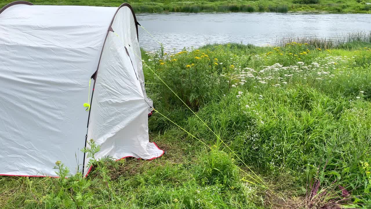 户外徒步林中露营野餐帐篷露营地。在夏令营的自然背景下露营。探险旅游度假概念视频素材