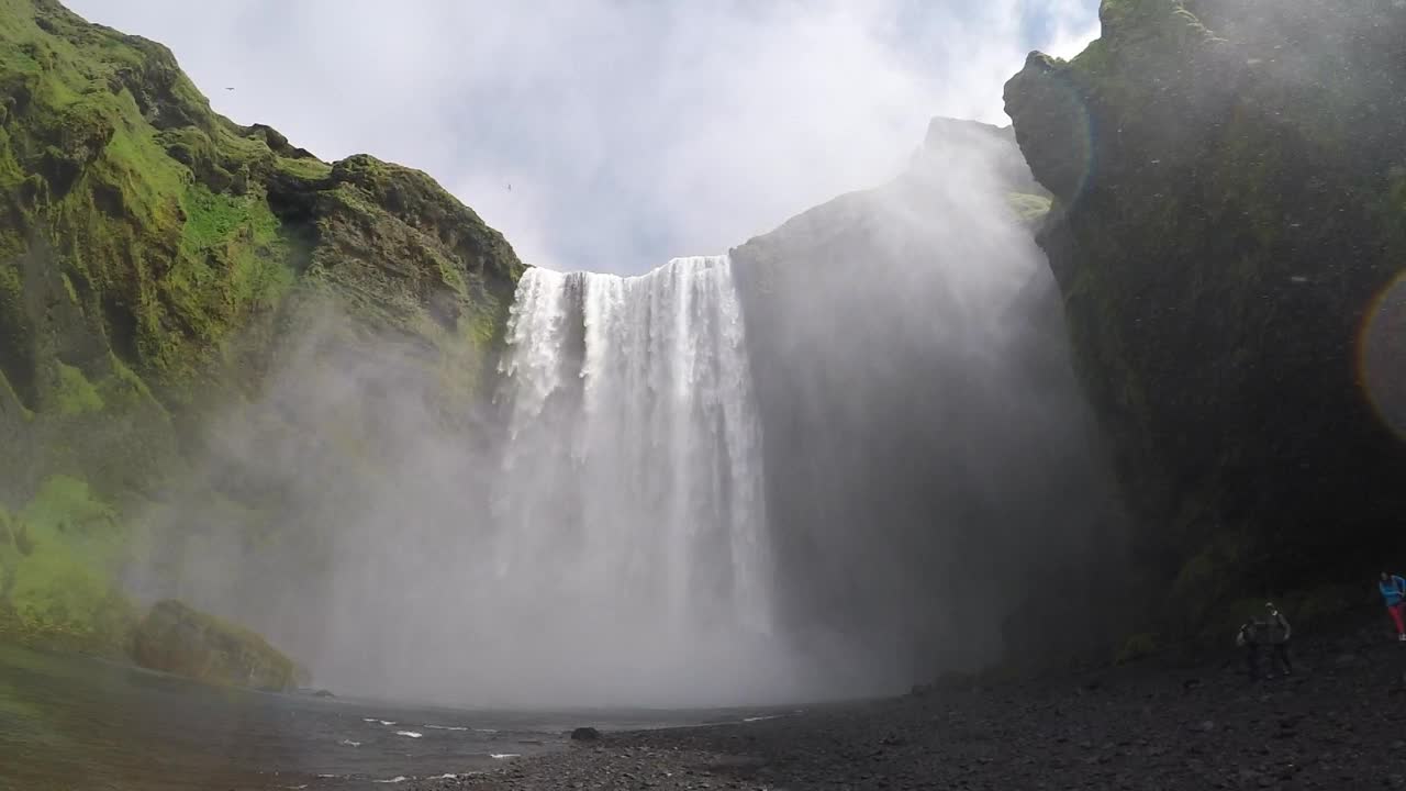 强大的斯科加弗斯瀑布的惊人景色。位置:欧洲冰岛斯科加河。视频下载