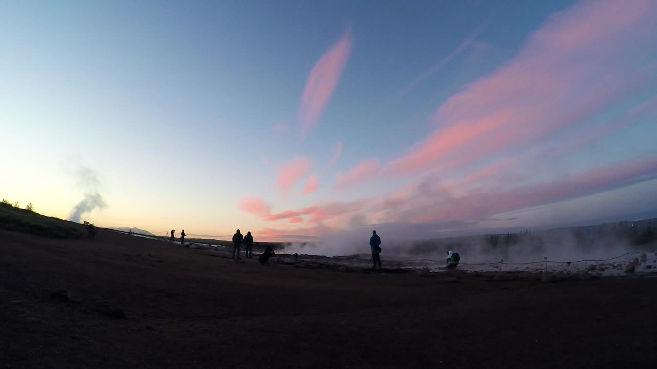 早晨斯特罗克间歇泉的惊人景色。视频下载