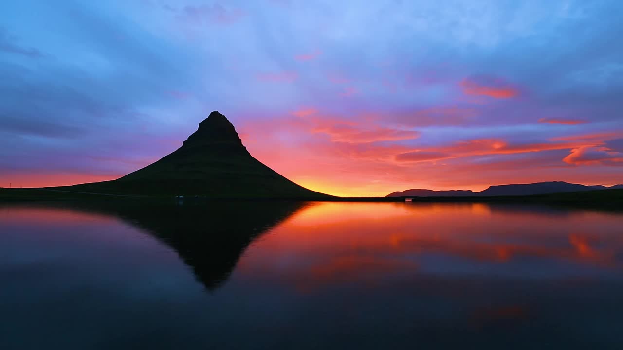 令人惊叹的大西洋日出镜头。地点:冰岛Kirkjufell山脉。视频下载