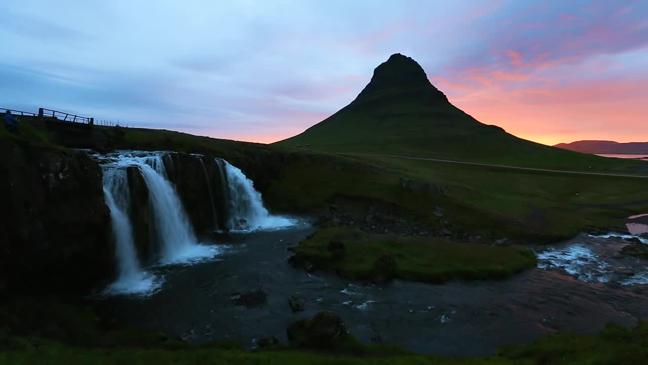 Kirkjufellsfoss瀑布上美丽的日落镜头。冰岛、欧洲。视频下载