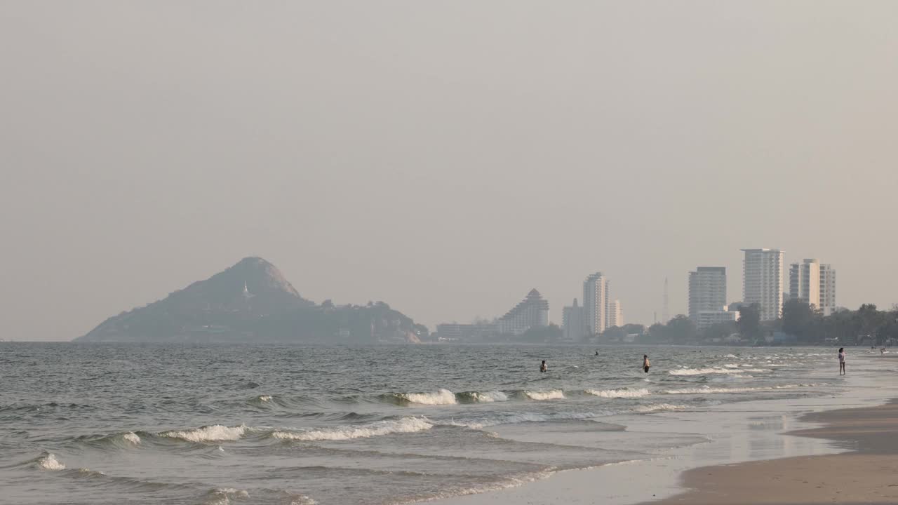 海滩日与城市天际线景观视频素材