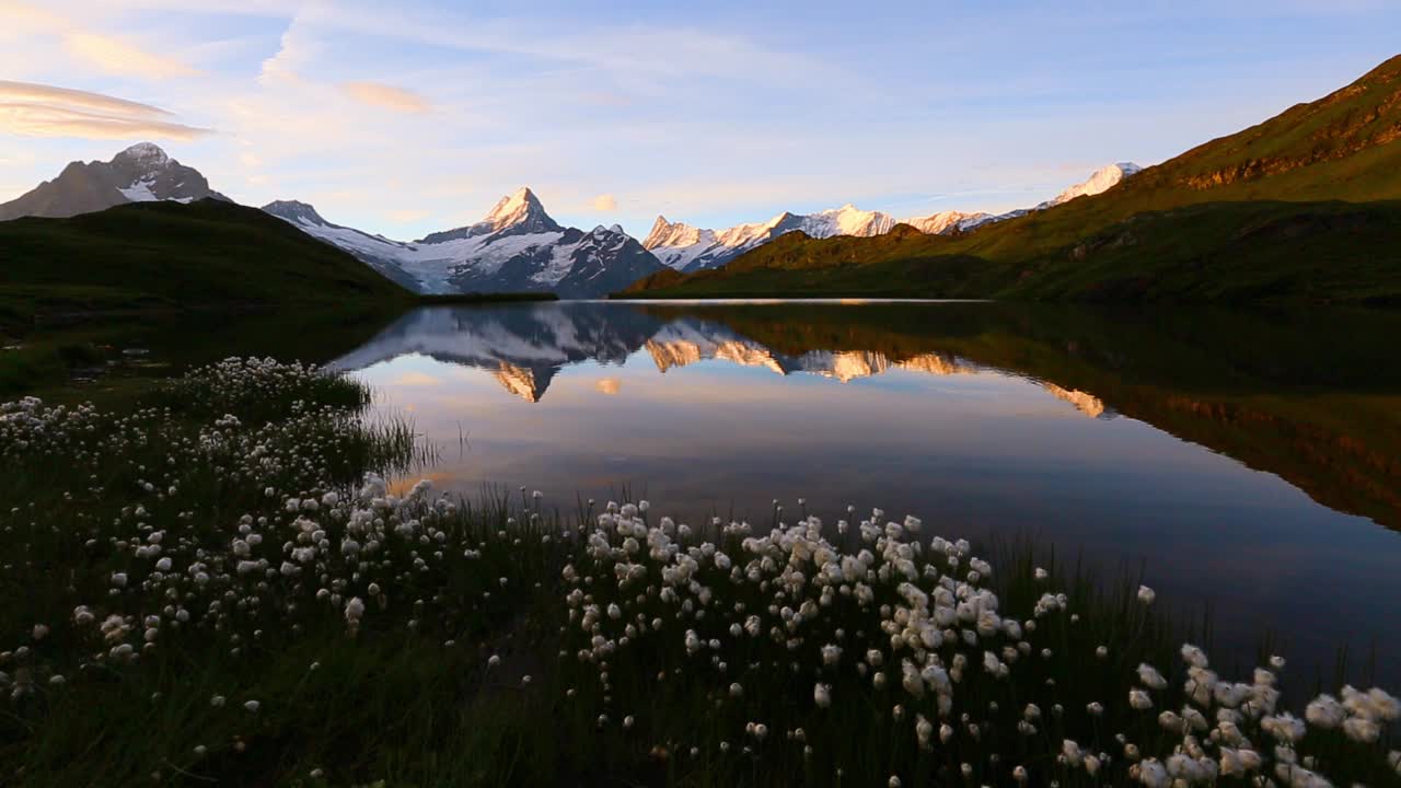 清晨平静的巴恰尔湖美景。位置瑞士阿尔卑斯山，格林德沃山谷。视频下载