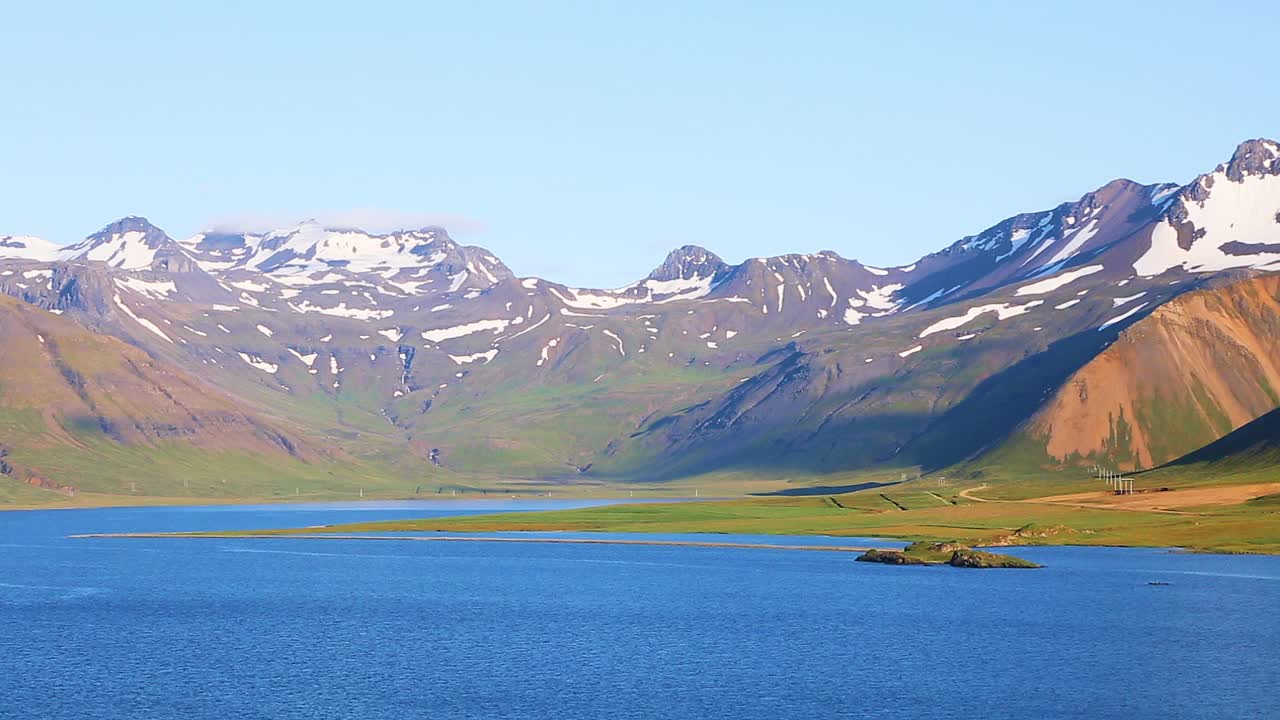阳光明媚的日子里，令人惊叹的山景。地理位置:欧洲冰岛斯奈费尔斯半岛。视频下载