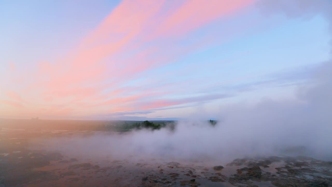 早晨斯特罗克间歇泉的惊人画面。拍摄地点冰岛Haukadalur山谷间歇泉公园。视频下载