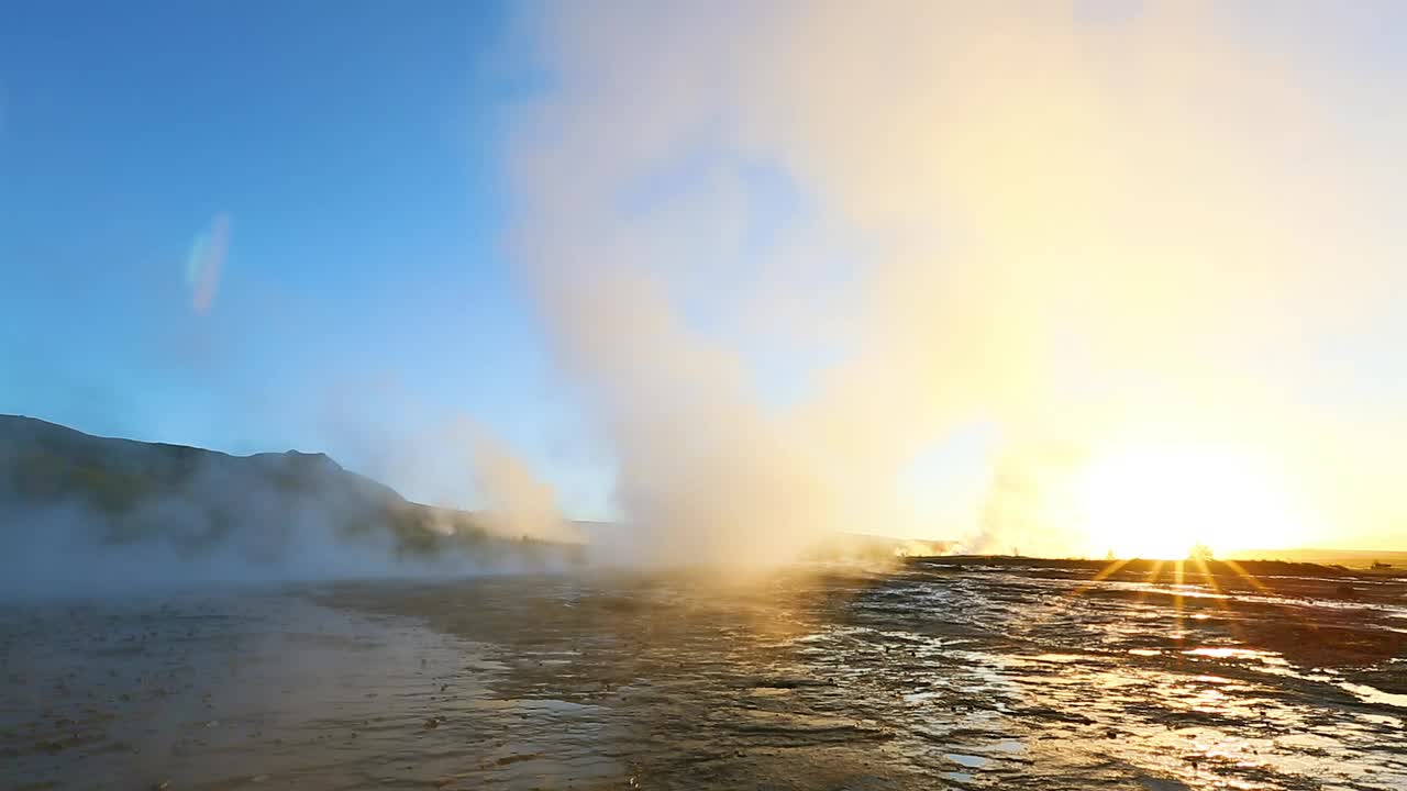 早晨斯特罗克间歇泉的惊人画面。拍摄地点冰岛Haukadalur山谷间歇泉公园。视频下载