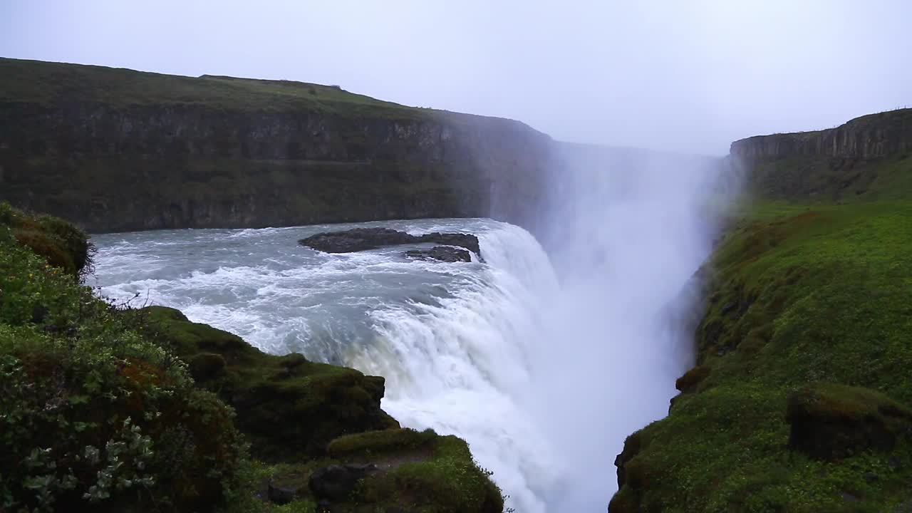 水流湍急，气势磅礴的大瀑布。地点:冰岛Hvita河。视频下载