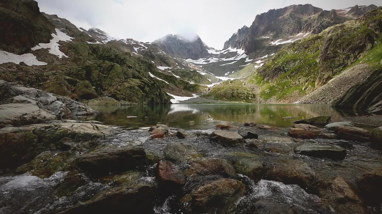 宁静的布兰克湖美景。地点:夏蒙尼，阿尔卑斯山脉，法国，欧洲。视频下载