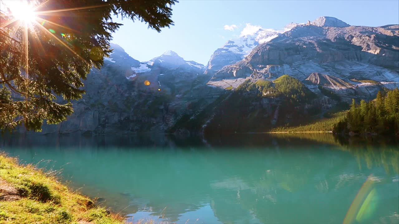 Oeschinensee冰川湖的壮丽景色。地理位置:瑞士阿尔卑斯山，欧洲。视频下载