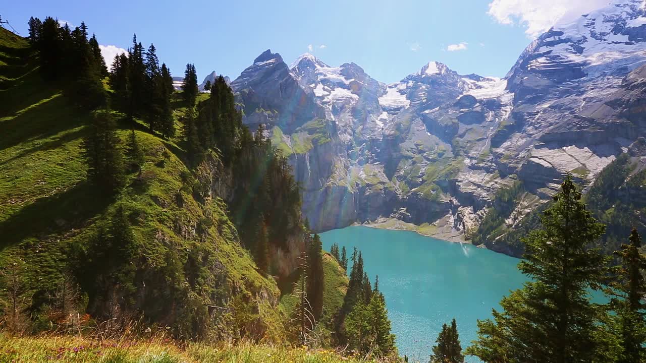奥斯钦湖冰川迷人的景色。地理位置瑞士阿尔卑斯山，坎德斯泰格，欧洲。视频下载
