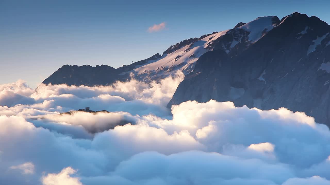 白云石阿尔卑斯山的壮丽景色。视频下载