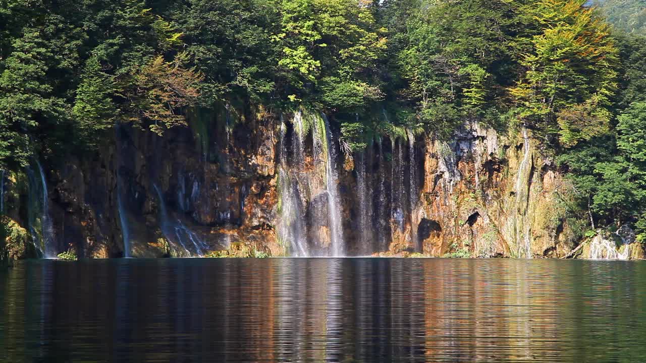 树林里壮观的瀑布。地理位置:欧洲克罗地亚著名度假胜地普利特维采国家公园。视频下载