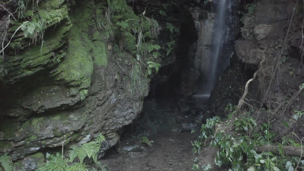 北阿坎德邦高地优雅的瀑布视频素材