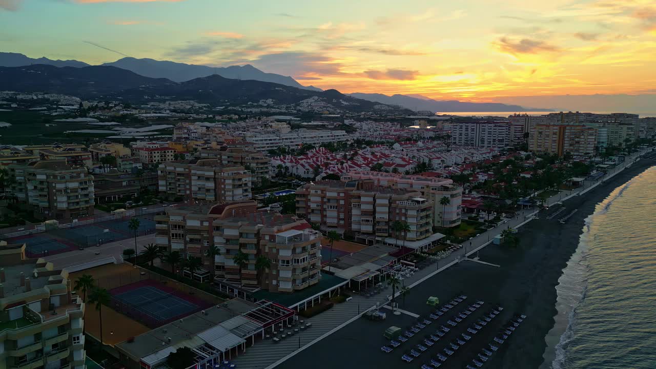 在日落的海边酒店在马拉加，西班牙。空中拍摄视频素材