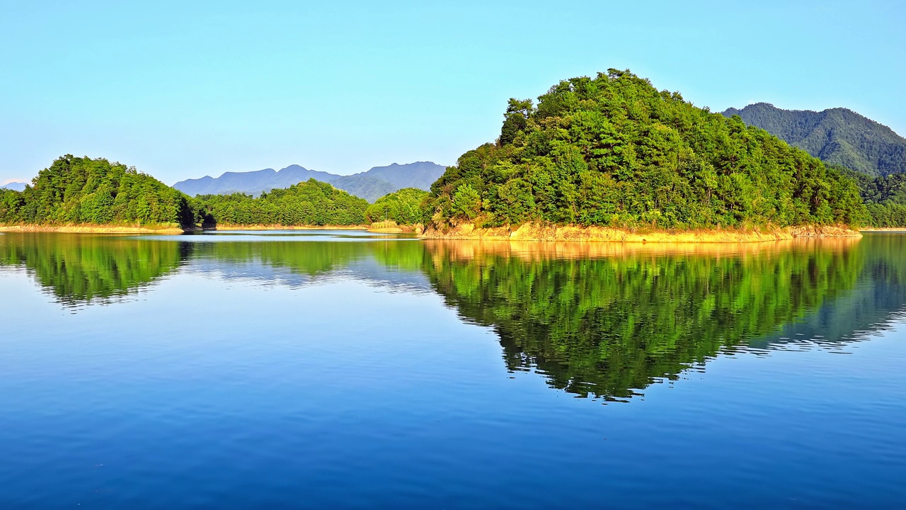 杭州湖水清澈见底，绿岛环山，自然景观优美视频素材