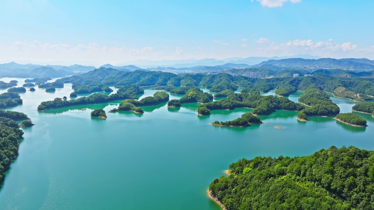 航拍杭州湖水清澈见底、绿岛环山自然景观视频素材